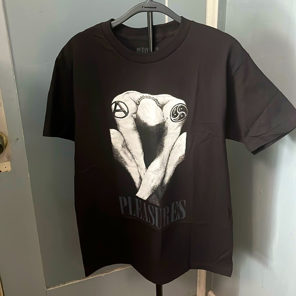 Pleasures now black bended t-shirt
